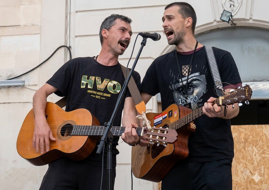 iZLET live nastup na otvorenom — Toni i Petar Kumerle s gitarama.