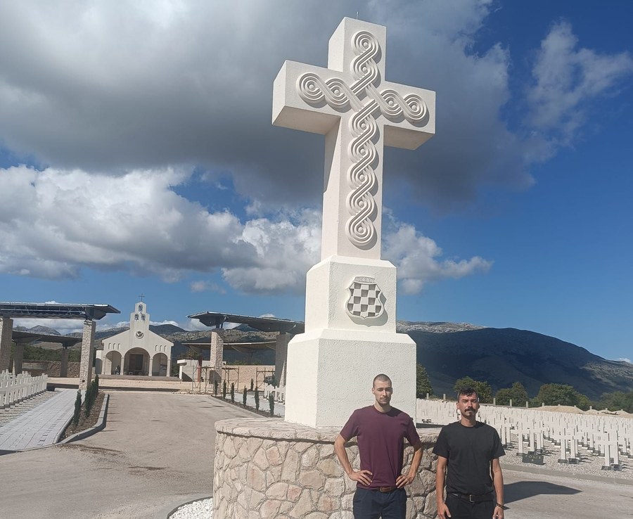 Toni i Petar Kumerle ispred križa na vojničkom groblju u Dalmaciji.